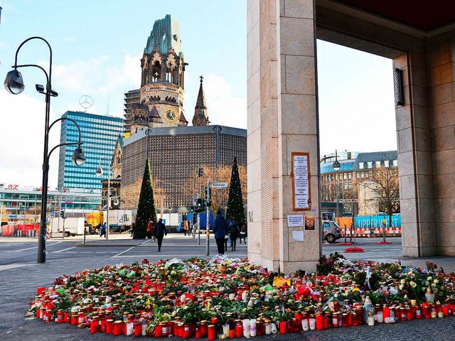 In der Nhe des Berliner Breitscheidplatzes liegen Kerzen und Blumen.  | Foto: dpa