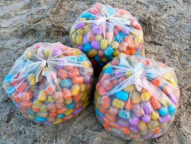Hunderttausende Plastikeier sollen schon am Strand liegen.  | Foto: dpa