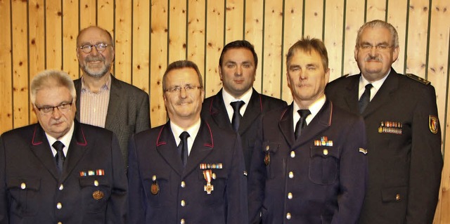 Ehrungen: Hinten von links Brgermeist...z, Martin Gruber und Peter Tolksdorf.   | Foto: Helmut Hassler