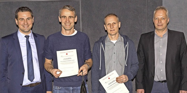 Brgermeister Tobias Gantert (links) u...Markus Wiedner fr treues Blutspenden.  | Foto: Wilfried Dieckmann