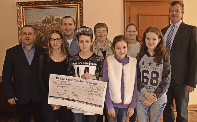 Mitglieder der Jugendmusikschule berg... Spendenscheck an den Caritasverband.   | Foto: Johannes Burkart