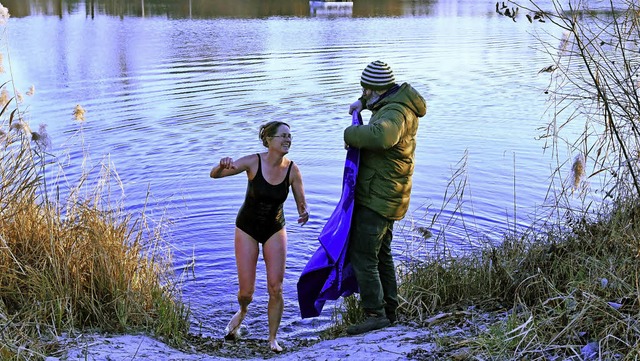 Bei eisiger Temperatur gestern schwamm...e sie am Ufer mit der wrmenden Decke.  | Foto: Wolfgang Knstle