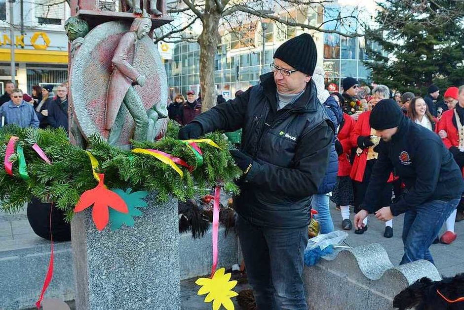 "Narro am Rhy" schallte es als Fasnachtsruf an Dreikönig durch Rheinfelden. Das närrische Volk antwortete prompt: "Mir sin deby". Die Dinkelberg Schrate eröffneten die Fasnacht mit dem Maskenabstauben. (Foto: Ingrid Böhm-Jacob) "Narro am Rhy" schallte es als Fasnachtsruf an Dreikönig durch Rheinfelden. Das närrische Volk antwortete prompt: "Mir sin deby". Die Dinkelberg Schrate eröffneten die Fasnacht mit dem Maskenabstauben. (Foto: Ingrid Böhm-Jacob)