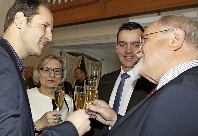 Auf neue Jahr stieen (von rechts) Ger...tta Schrempp mit weiteren Brgern an.   | Foto: Heidi Fssel