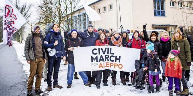 Helga Bauknecht (Mitte) und die Laufgruppe, morgens beim Start in Ruhland.  | Foto: Privat