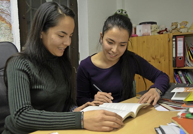 Narges und Nasrini Karimi an ihrem Sch...isch: Dort lernen sie fr die Schule.   | Foto: Janina Ruth