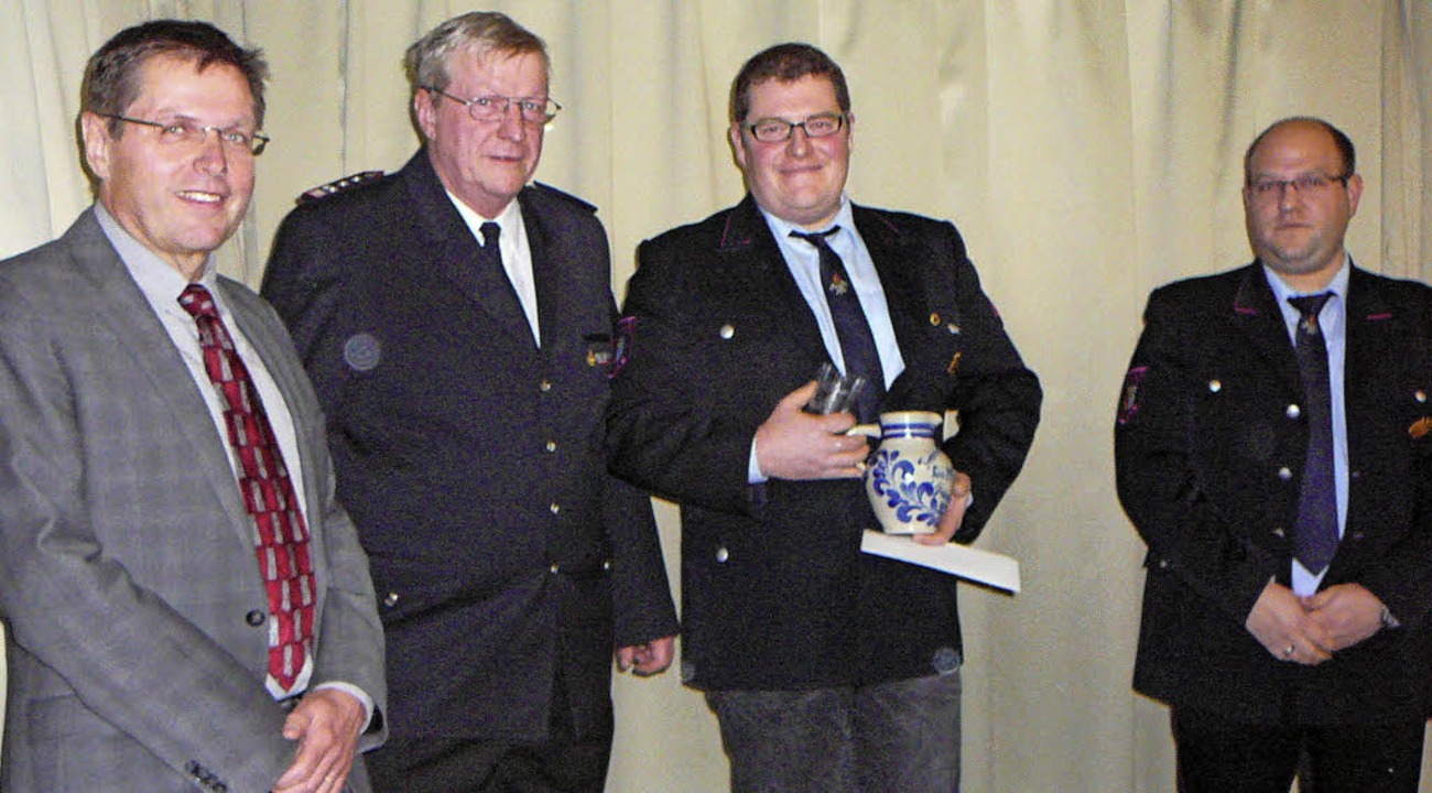 Für 25 Jahre Dienst in Egringens Wehr ...andant Bernd Medam (von links) geehrt.  | Foto: Mück