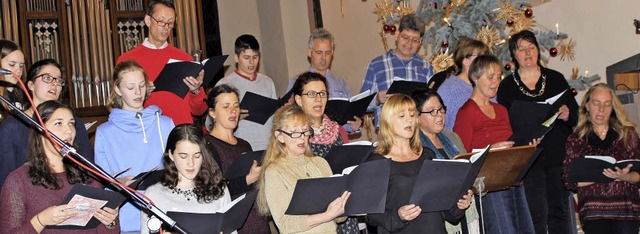 Der Chor &#8222;Just in time&#8220; er...ert in der Haltinger St. Georgskirche.  | Foto: Gessner