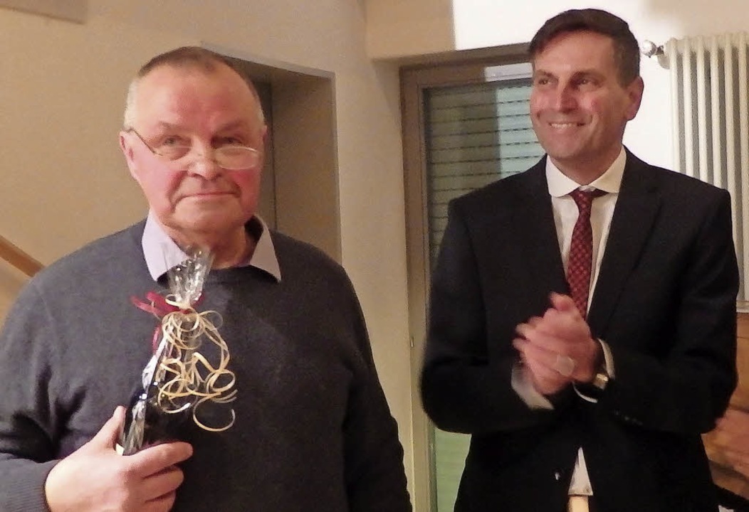 Jan Wittek (links), seit 25 Jahren Mes.... Neben ihm Pfarrer Thorsten Becker.    | Foto: Jo Högg