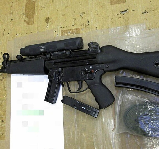 Im Zuge der Ermittlungen stellte sich ...rei Gewehre und eine Maschinenpistole.  | Foto:  Polizei