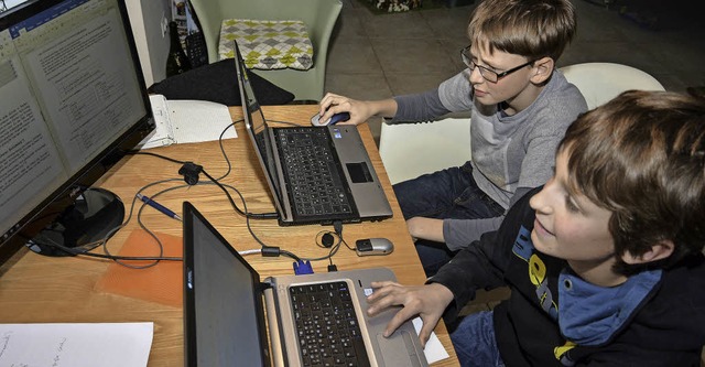 Die Arbeit am Computer fanden sie &#82...enstellen in den einzelnen Ortsteilen.  | Foto: Benedikt Sommer