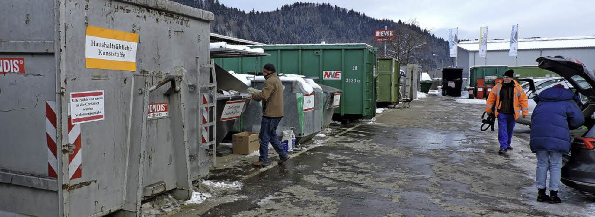 Der Recyclinghof an der Mauermattenstr...hofmitarbeiter Georg Weber unterwegs.   | Foto: Sylvia Sredniawa