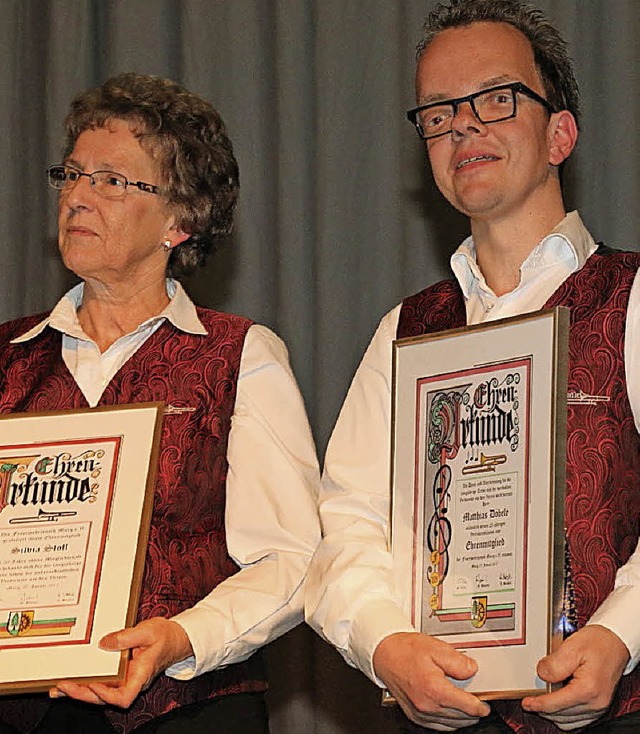Silvia Stoll wurde fr 50,  Matthias Dbele fr 25 Musikerjahre geehrt.  | Foto: Kaiser