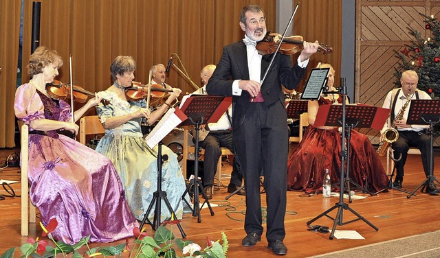 Stehgeiger Martin Junginger mit seinem Orchester.   | Foto: Dieter Komma