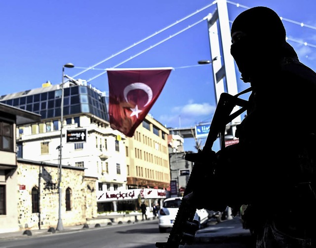Polizist einer Spezialeinheit in Istanbul   | Foto: AFP