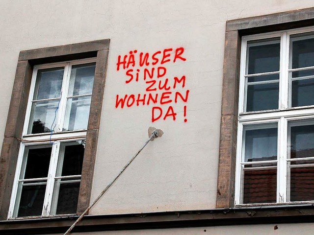 Graffito an der Fassade eines Ex-Studentenwohnheims in Gttingen 2013   | Foto: dpa