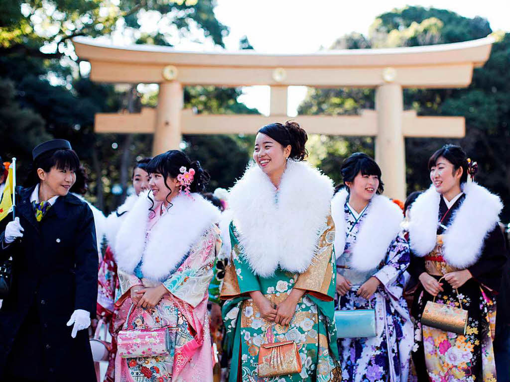 Im ganzen Land posierten die jungen Frauen fr Fotos in ihren prchtigen Kimonos.