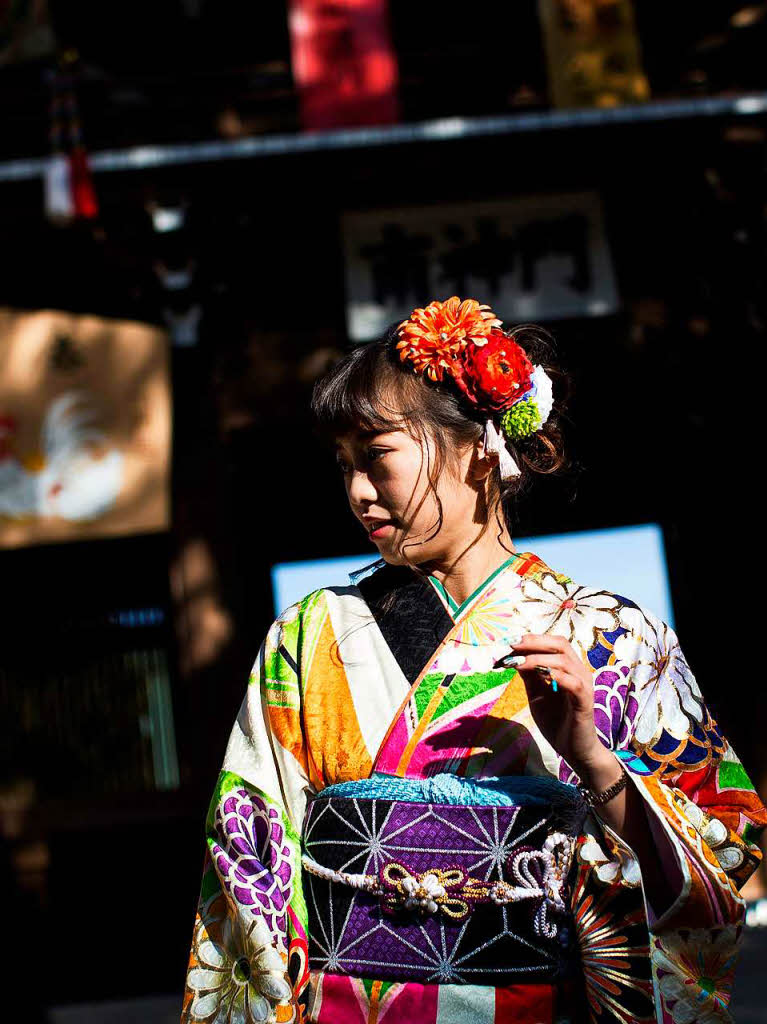 In Japan ist man erst mit 20 volljhrig. Junge Frauen feiern diesen Tag in traditionellen hellen und bunten Kimonos mit langen rmeln, den furisode – einem Merkmal fr unverheiratete Frauen.