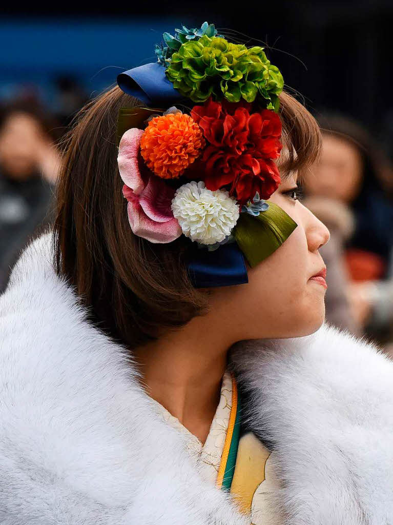 In Japan ist man erst mit 20 volljhrig. Junge Frauen feiern diesen Tag in traditionellen hellen und bunten Kimonos mit langen rmeln, den furisode – einem Merkmal fr unverheiratete Frauen.