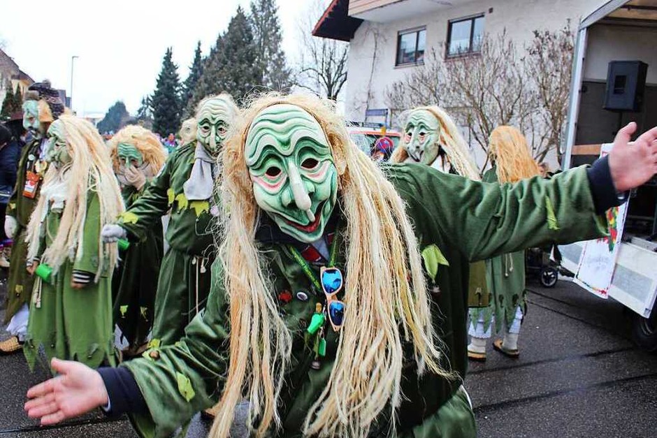 Mehr als 2500 Hästräger von über 120 Narrengruppen aus ganz Südbaden, aber auch aus Oberschwaben, vom Neckar und der Schweiz stellten am Sonntag den Marcher Ortsteil Hugstetten auf den Kopf. (Foto: Mario Schöneberg) Mehr als 2500 Hästräger von über 120 Narrengruppen aus ganz Südbaden, aber auch aus Oberschwaben, vom Neckar und der Schweiz stellten am Sonntag den Marcher Ortsteil Hugstetten auf den Kopf. (Foto: Mario Schöneberg)