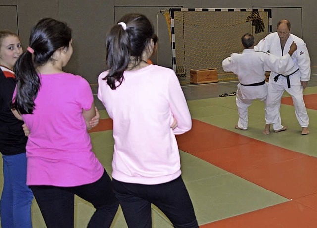 Schlerinnen der Otto-Hahn-Realschule ...fernstliche Kampfkunst funktioniert.   | Foto: Schule