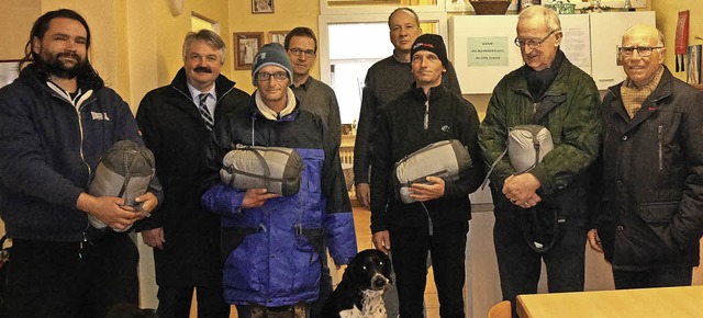 Drei  Gste der Pflasterstub mit  Manf...Abteilungsleiter Wohnen und Beratung.   | Foto:  Karlheinz Gler