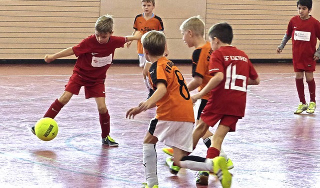<BZ-FotoAnlauf>Hallenfussball:</BZ-Fot...> Die F-Junioren kicken in Ichenheim.   | Foto:  Dieter Fink