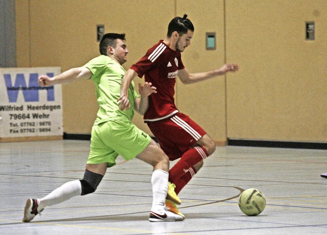 Auch in der Halle ist Lrrach-Brombach...en (mit Denis Omerovic) das Nachsehen.  | Foto: Neubert