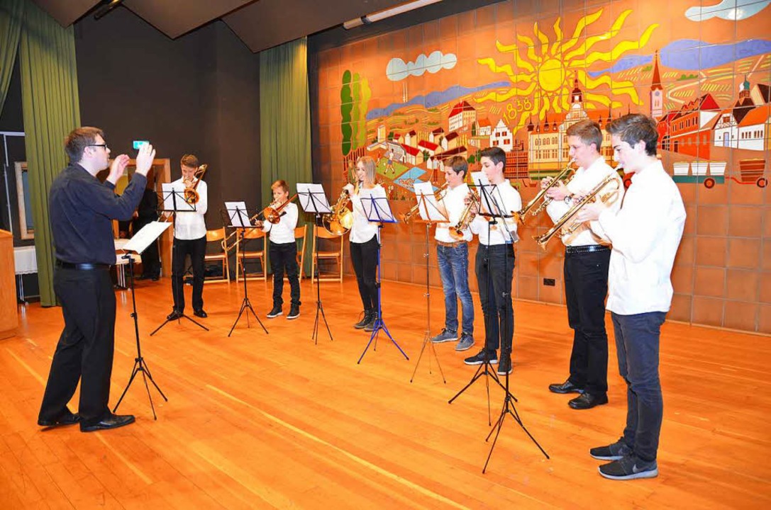 Eine Bläsergruppe der Musikschule im B...Bötzinger Neujahrsempfang musikalisch.  | Foto: Manfred Frietsch