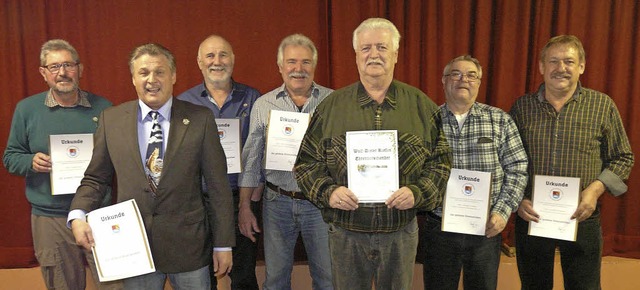 Sie verkrpern zusammen 167 Jahre Arbe... Michael Langer und Rudolf Schlenker.   | Foto: Reiner Bechorner