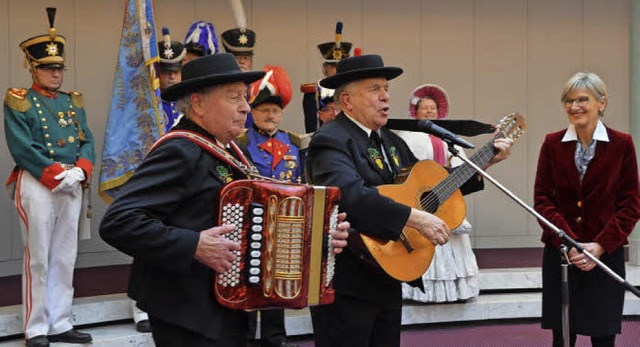 Die Singenden Winzer aus Ihringen bei ihrem Auftritt im Landratsamt  | Foto: Sebastian Wolfrum