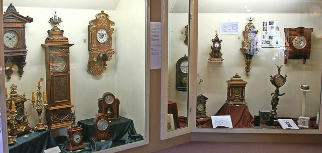 Die Ausstellung der Lenzkircher Uhren ...m eine weitere Glasvitrine erweitern.   | Foto: Ralf Morys