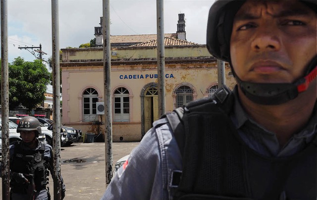 Drauen wacht die Polizei, drinnen her...er Drogenbanden: Gefngnis in Manaus.   | Foto: afp
