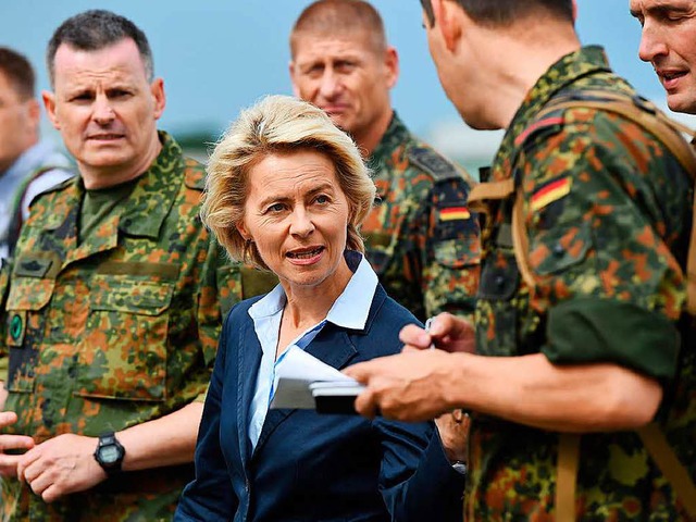 Verteidigungsministerin Ursula von der...einem  attraktiven Arbeitgeber machen.  | Foto: dpa