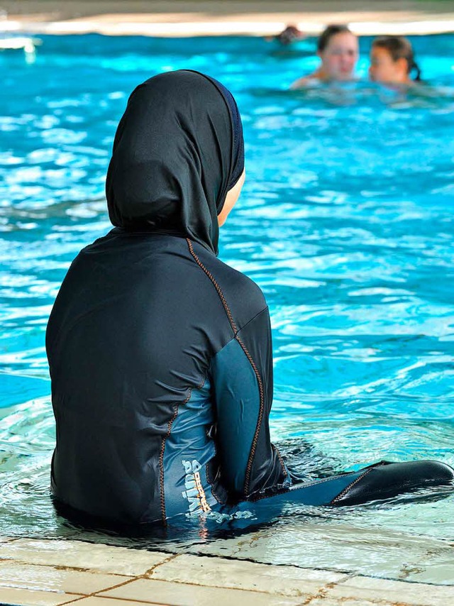 Eine muslimische Frau im Ganzkrper-Badeanzug.  | Foto: dpa
