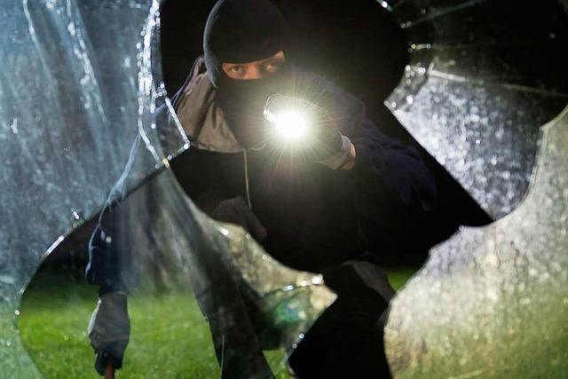 Einbruch in Geschft in Lrrach – Tter schlgt Scheibe ein