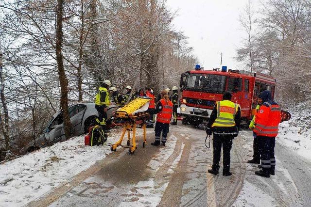 Schwerer Unfall: Zu schnell bei Schnee unterwegs
