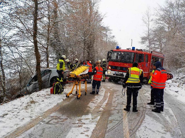 Schwer verletzt wurde eine Fahrerin be...  Unfall zwischen Holzen und Egringen.  | Foto: Feuerwehr Kandern