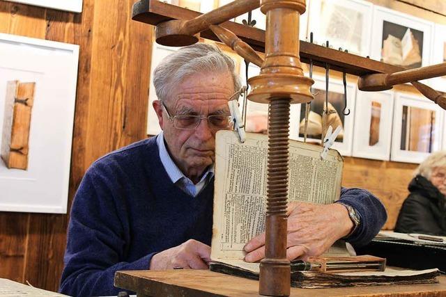 Lothar Heitz beherrscht die Kunst, alte Bücher zu restaurieren