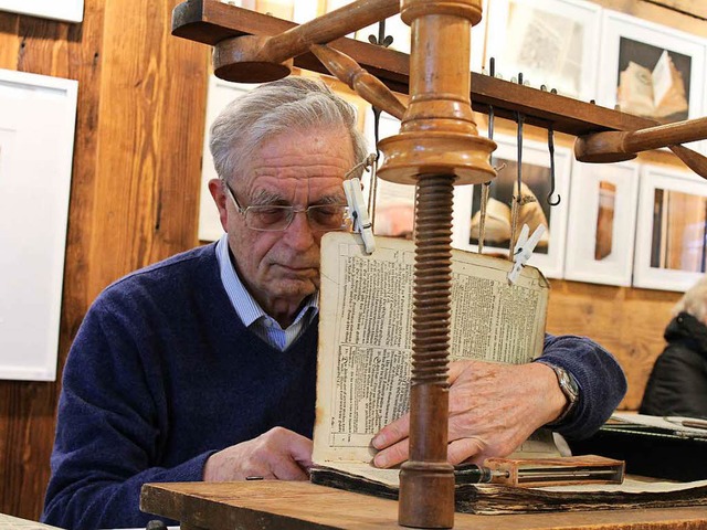 Lothar Heitz heftet die restaurierten Lagen an die Bnde des Buchblocks.  | Foto: Erich Krieger