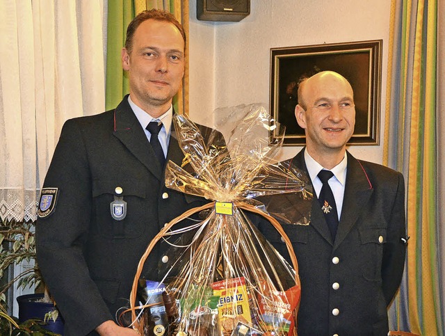 Martin Selz (links) bekommt einen Gesc... die Lehrgnge der Feuerwehr Bonndorf.  | Foto: Cornelia Selz