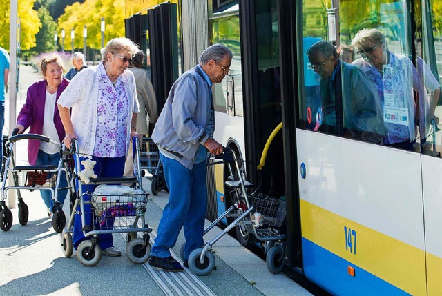 Fr Senioren ist Busfahren mitunter gefhrlich (Symbolbild).  | Foto: dpa