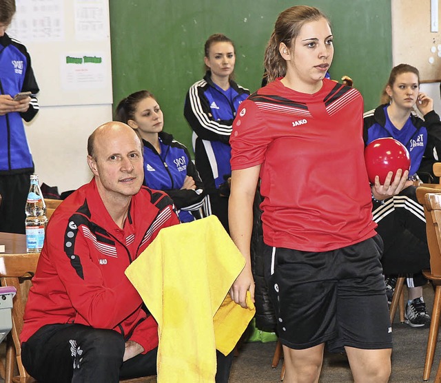 Landestrainer Harald Walz betreut  die...ndesligakeglerin Jana-Sophie Bachert.   | Foto: Bchle