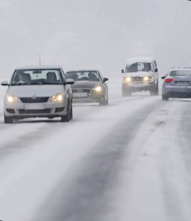 Ist der Abstand zum Vordermann gro ge...el langsamer, also angepasst,  fahren.  | Foto:  a. burgi (dpa)