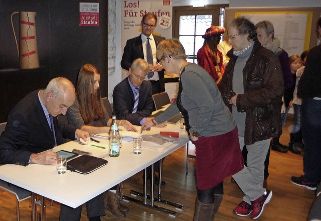 Unter den Augen von Notar David Jansse...rne)  erste Hauptgewinne der Lotterie.  | Foto: Manfred Burkert