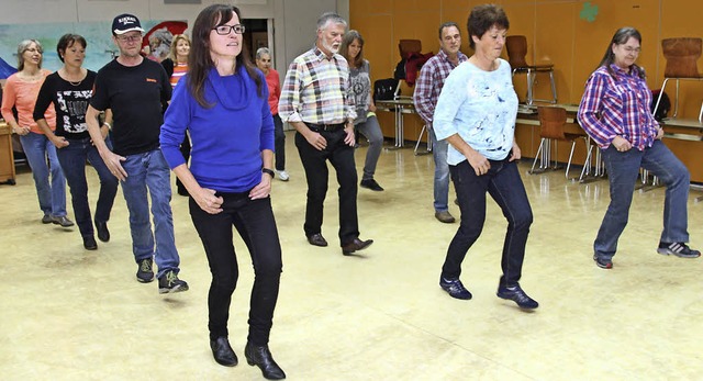 Schritt fr Schritt tanzen sie in der ...eitung von Edeltraud Schwald (rechts).  | Foto: Eva Korinth
