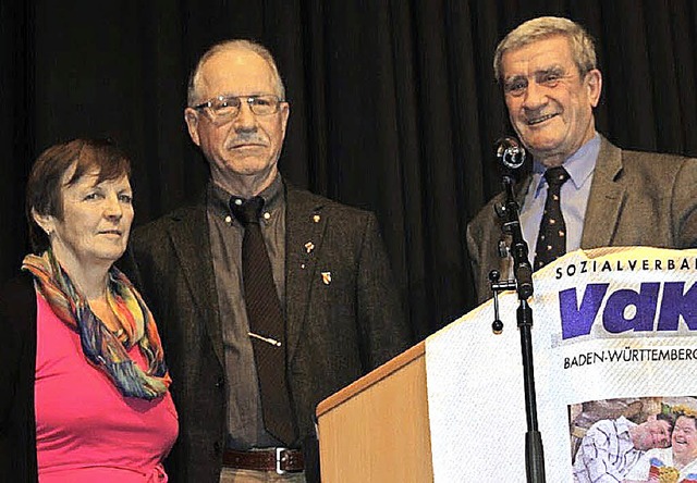 Uwe Wrthenberger (rechts) und Elfriede Behnke  ehrten Sigurd Lawnick.   | Foto: BZ