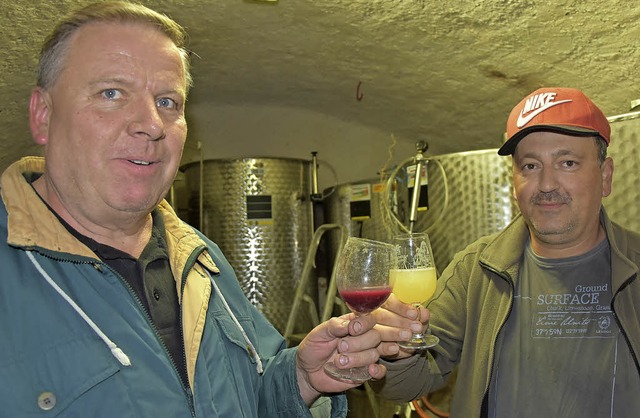 Bei der Arbeit im Weinkeller des Hause...ske und Kellermeister Dietmar Leipert.  | Foto: Heinz u. Monika Vollmar