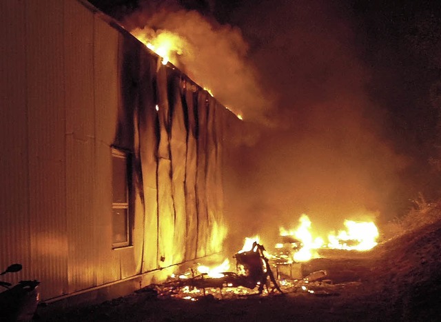 Anfang Oktober griffen Flammen von ang...kten Autos auf eine Firmenhalle ber.   | Foto: Feuerwehr
