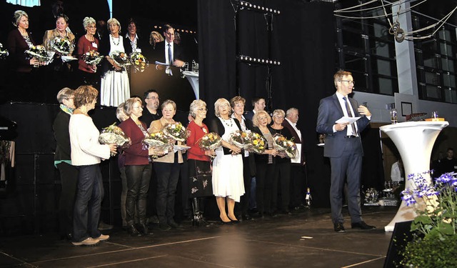 OB Philipp Frank berreichte den Preis...ngen Blumen, Urkunden und Gutscheine.   | Foto: Dana Coordes